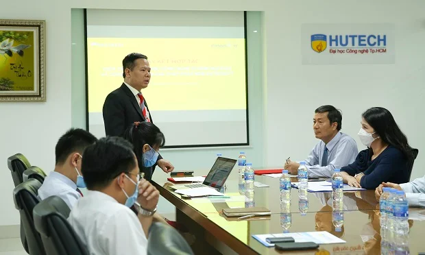 PGS.TS. Phan Đình Nguyên - Phó Hiệu trưởng HUTECH tại buổi ký kết