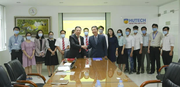 PGS.TS. Phan Đình Nguyên và TS. Đoàn Huấn ký kết và trao đổi thỏa thuận hợp tác