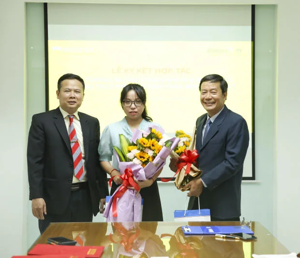 PGS.TS. Phan Đình Nguyên tặng hoa cảm ơn cho lãnh đạo Công ty